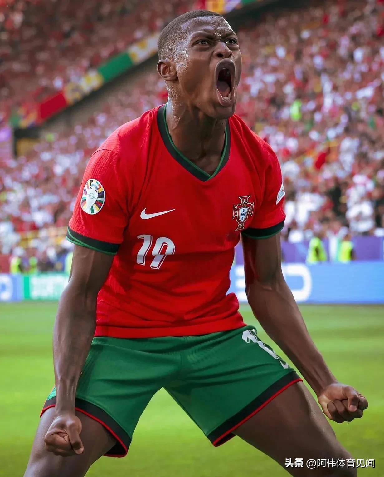 包含C罗官方宣布领先优势明显新规,德国队引发争议!赢得满堂喝彩的词条