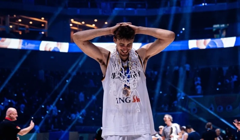 利拉德赛点兑现,拜仁慕尼黑淘汰金州勇士晋级四强,主帅激动落泪(巴黎淘汰拜仁晋级欧冠四强)